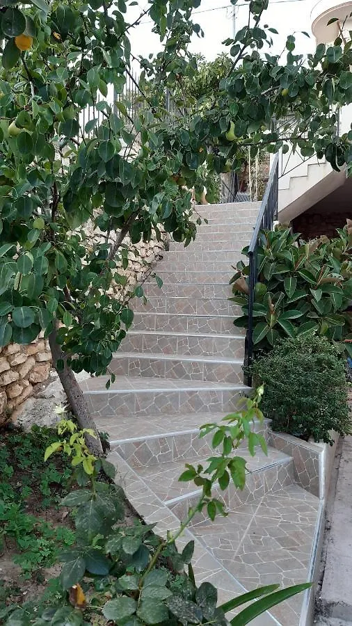 Lovely 1-Bedroom Rental Unit With Free Parking On Premises Sarande