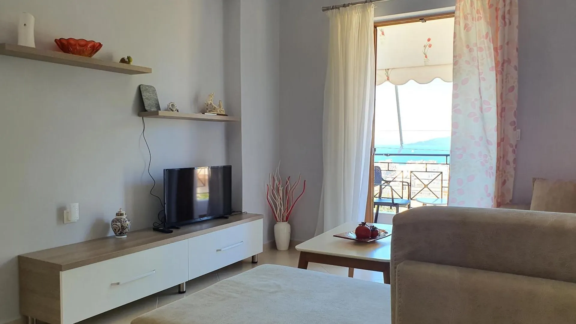 Lovely 1-Bedroom Rental Unit With Free Parking On Premises Sarande Apartment