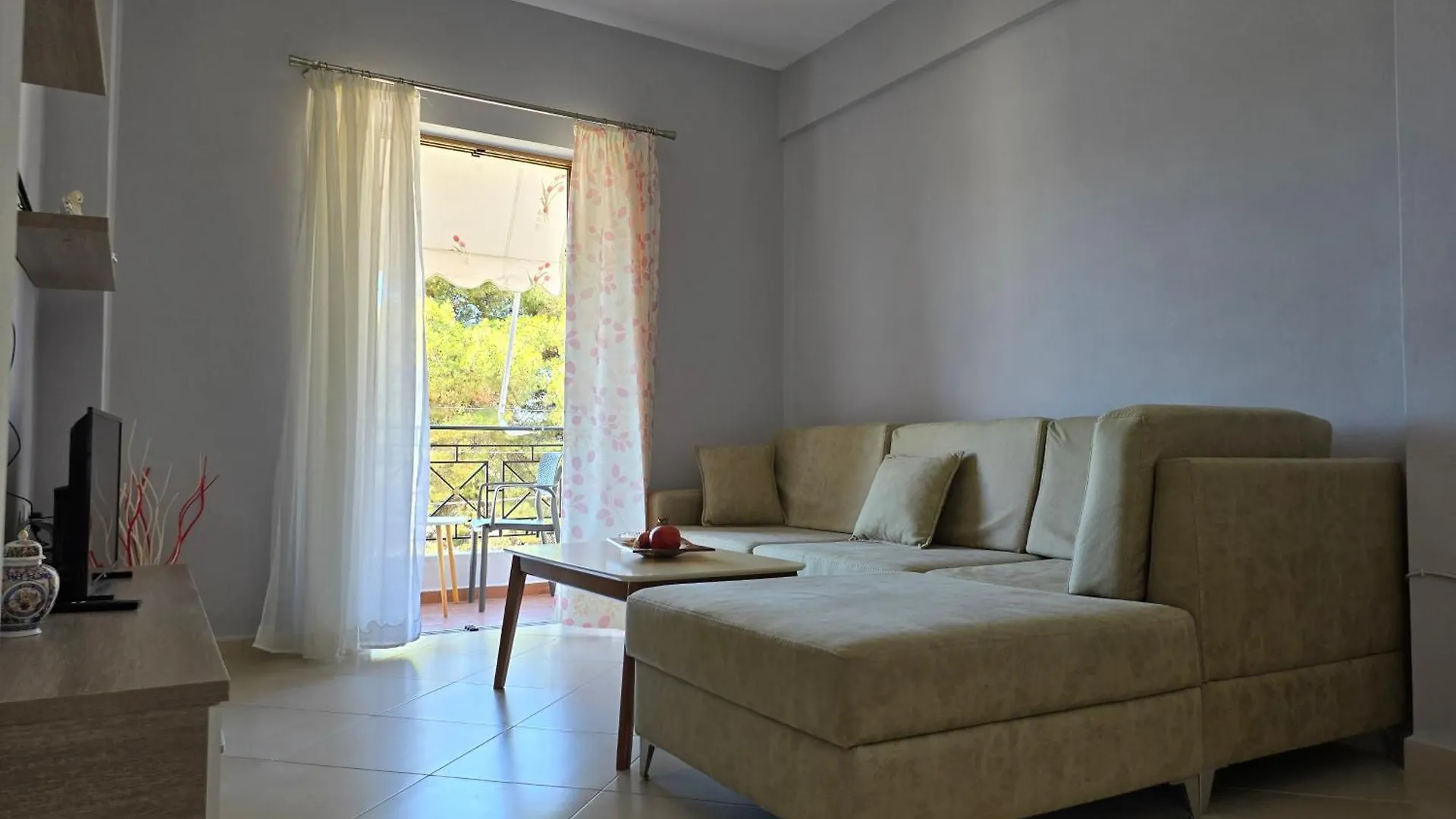 Lovely 1-Bedroom Rental Unit With Free Parking On Premises Sarande